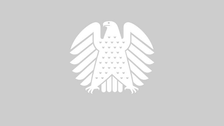 Der Haushaltsausschuss des Bundestages zählt 42 Mitglieder. Aufnahme aus dem Saal des Haushaltsausschusses mit den Abgeordneten sitzend auf den Plätzen